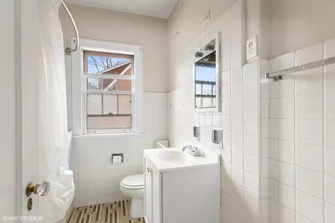 Bath - 246 E North Ave, Elmhurst, IL 60126 photo 2 of 2