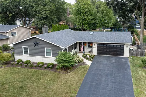 1030 Shari Ln, Libertyville, IL 60048