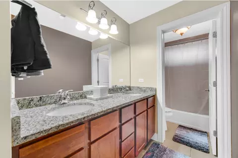 Bath - 3105 Hermes Dr, Olympia Fields, IL 60461 photo 4 of 5