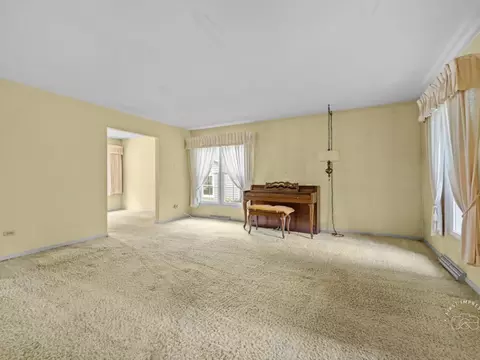 186 Westgate Dr, Elgin, IL 60123 photo 2