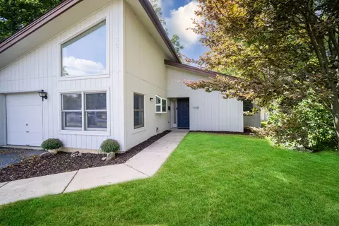 1109 Tappan St, Woodstock, IL 60098