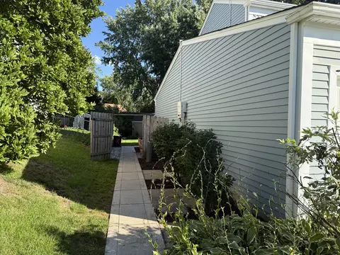 Exterior - 1525 Teri Ln, Algonquin, IL 60102 photo 4 of 9