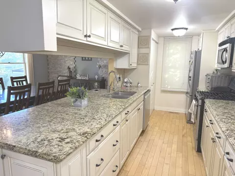 Kitchen - 1525 Teri Ln, Algonquin, IL 60102 photo 4 of 4