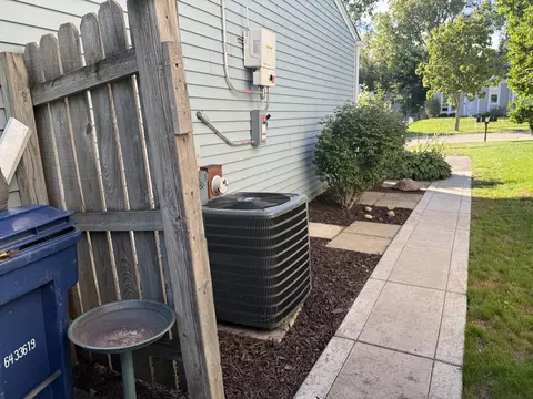 Exterior - 1525 Teri Ln, Algonquin, IL 60102 photo 6 of 9
