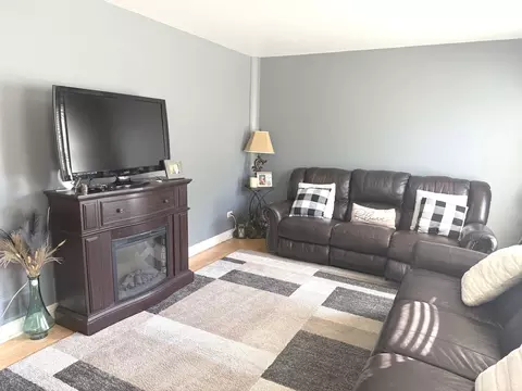 Living - 1525 Teri Ln, Algonquin, IL 60102 photo 1 of 3