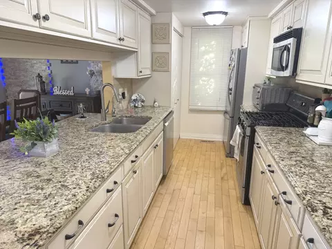 Kitchen - 1525 Teri Ln, Algonquin, IL 60102 photo 1 of 4
