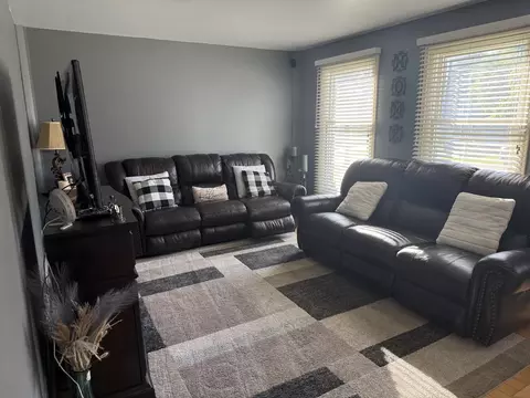 Living - 1525 Teri Ln, Algonquin, IL 60102 photo 3 of 3