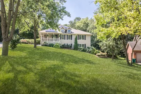 8 Division Ct, Lemont, IL 60439