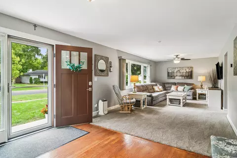 Entry Way - 2805 Oriole Ln, Rolling Meadows, IL 60008 photo 1 of 3