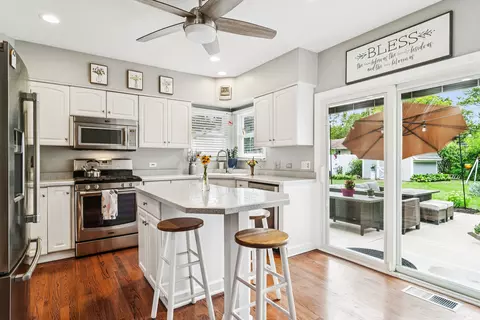 Kitchen - 2805 Oriole Ln, Rolling Meadows, IL 60008 photo 1 of 2