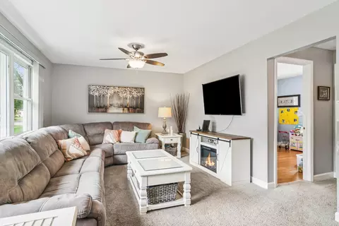 Living - 2805 Oriole Ln, Rolling Meadows, IL 60008 photo 1 of 1