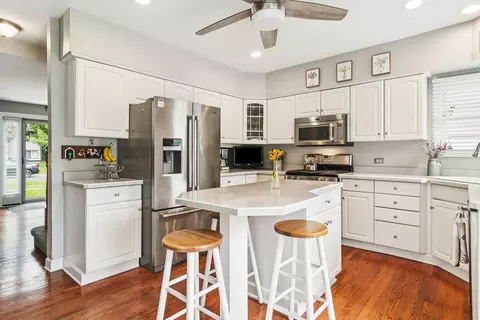Kitchen - 2805 Oriole Ln, Rolling Meadows, IL 60008 photo 2 of 2