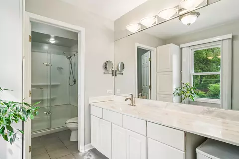 Bath - 2805 Oriole Ln, Rolling Meadows, IL 60008 photo 2 of 3