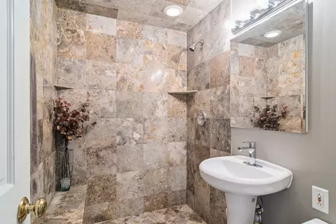 Bath - 2805 Oriole Ln, Rolling Meadows, IL 60008 photo 1 of 3