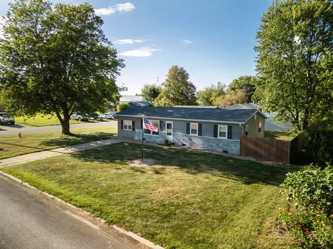 402 Park Cir, Saint Joseph, IL 61873