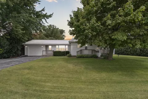 976 E Cedarville Rd, Freeport, IL 61032