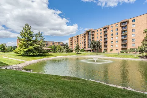 1777 W Crystal Ln #410, Mount Prospect, IL 60056