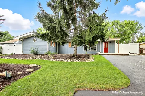 806 Nancy Ln, Mchenry, IL 60051