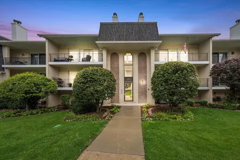 9026 Del Prado Dr #2N, Palos Hills, IL 60465