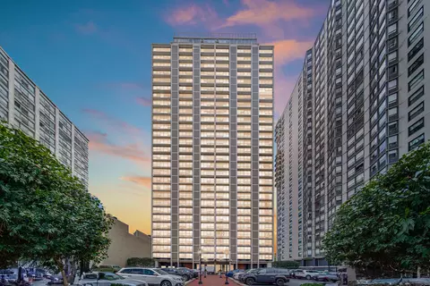5733 N Sheridan Rd #27C, Chicago, IL 60660