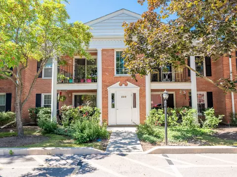 530 Shorely Dr #104, Barrington, IL 60010