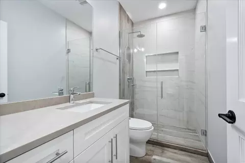 Bath - 2012 Maple Ave, Evanston, IL 60201 photo 5 of 5