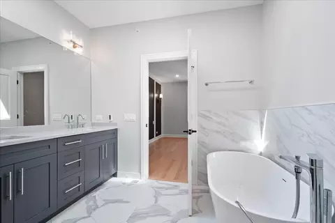 Bath - 2012 Maple Ave, Evanston, IL 60201 photo 3 of 5