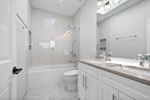 Bath - 2012 Maple Ave, Evanston, IL 60201 photo 4 of 5
