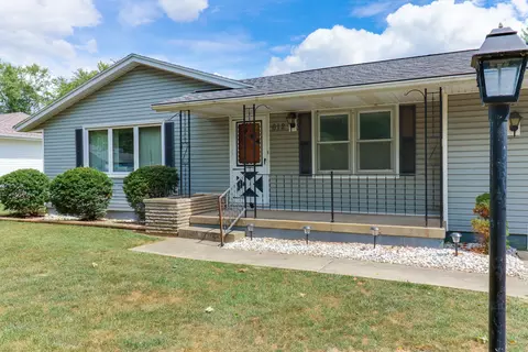 612 Oak St, Delavan, IL 61734 photo 2