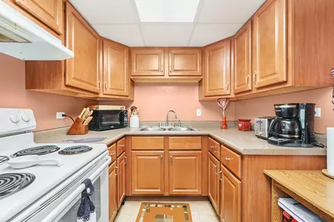 Kitchen - 3355 Kirchoff Rd #6A, Rolling Meadows, IL 60008 photo 3 of 4