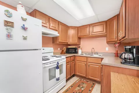 Kitchen - 3355 Kirchoff Rd #6A, Rolling Meadows, IL 60008 photo 4 of 4