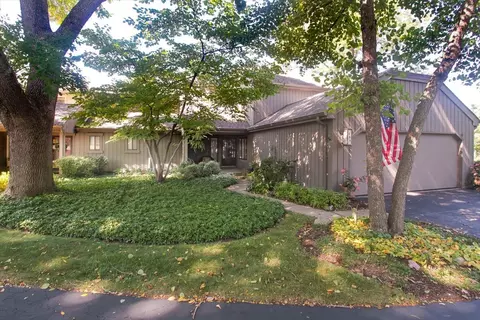 660 Old Barn Rd #F-24, Lake Barrington, IL 60010