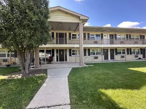 821 Bode Rd #15, Elgin, IL 60120