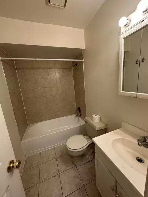 Bath - 821 Bode Rd #15, Elgin, IL 60120 photo 1 of 1