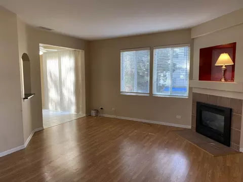 Living - 1091 Delta Dr, Elgin, IL 60123 photo 4 of 7