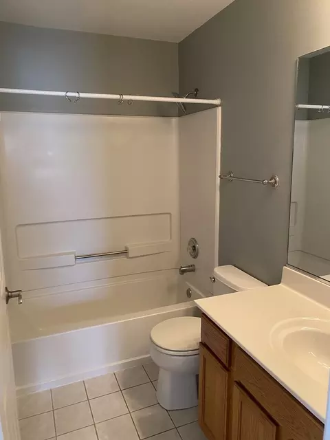 Bath - 1091 Delta Dr, Elgin, IL 60123 photo 4 of 4