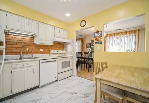 Kitchen - 1500 Harbour Dr #2K, Wheeling, IL 60090 photo 1 of 1