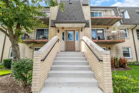 804 N River Rd #1D, Mount Prospect, IL 60056