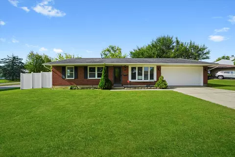 821 Surrey Dr, Streamwood, IL 60107