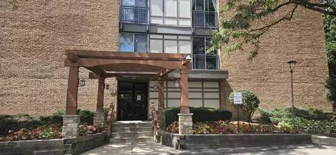 1811 Four Lakes Ave #4J, Lisle, IL 60532