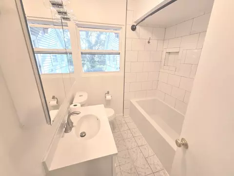 Bath - 901 E Krage Dr, Addison, IL 60101 photo 1 of 3