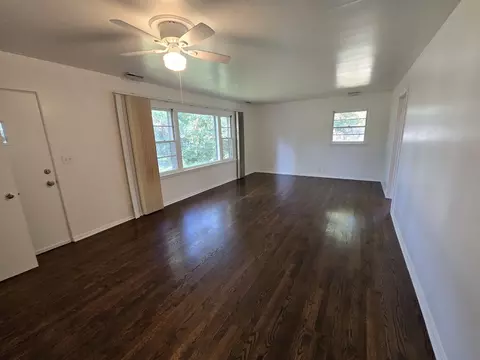 Living - 901 E Krage Dr, Addison, IL 60101 photo 1 of 2