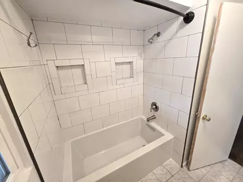 Bath - 901 E Krage Dr, Addison, IL 60101 photo 2 of 3