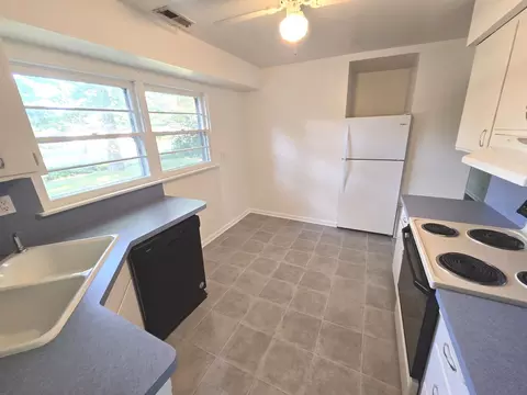 Kitchen - 901 E Krage Dr, Addison, IL 60101 photo 2 of 2