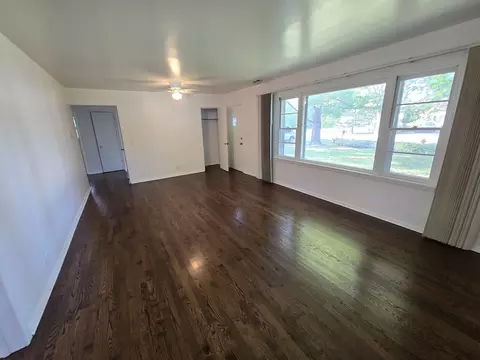 Living - 901 E Krage Dr, Addison, IL 60101 photo 2 of 2