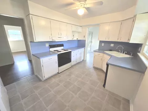 Kitchen - 901 E Krage Dr, Addison, IL 60101 photo 1 of 2