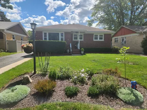 835 Mckinley Ave, Mundelein, IL 60060