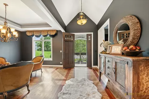 Entry Way - 2600 Whiteoak Ct, Mchenry, IL 60050 photo 1 of 2