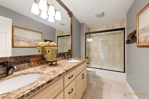 Bath - 2600 Whiteoak Ct, Mchenry, IL 60050 photo 2 of 4
