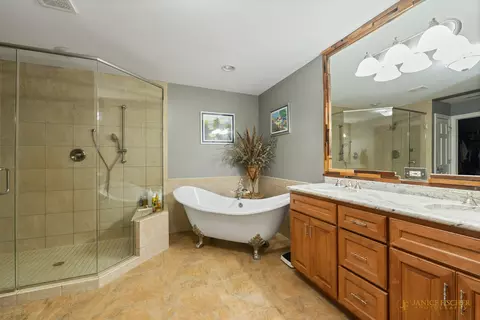 Bath - 2600 Whiteoak Ct, Mchenry, IL 60050 photo 3 of 4